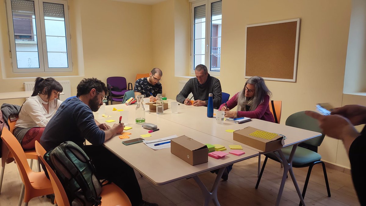 La semana pasada celebramos la primera sesión de cocreación y prototipado en el #EcosistemaAndia. Los temas:

- Aprovechar el agua que tenemos.
- Recuperación de los bosques.
- Comarca autosuficiente (soberanía alimentaria).
- Artencuentros.
- Talleres de artesanía textil.