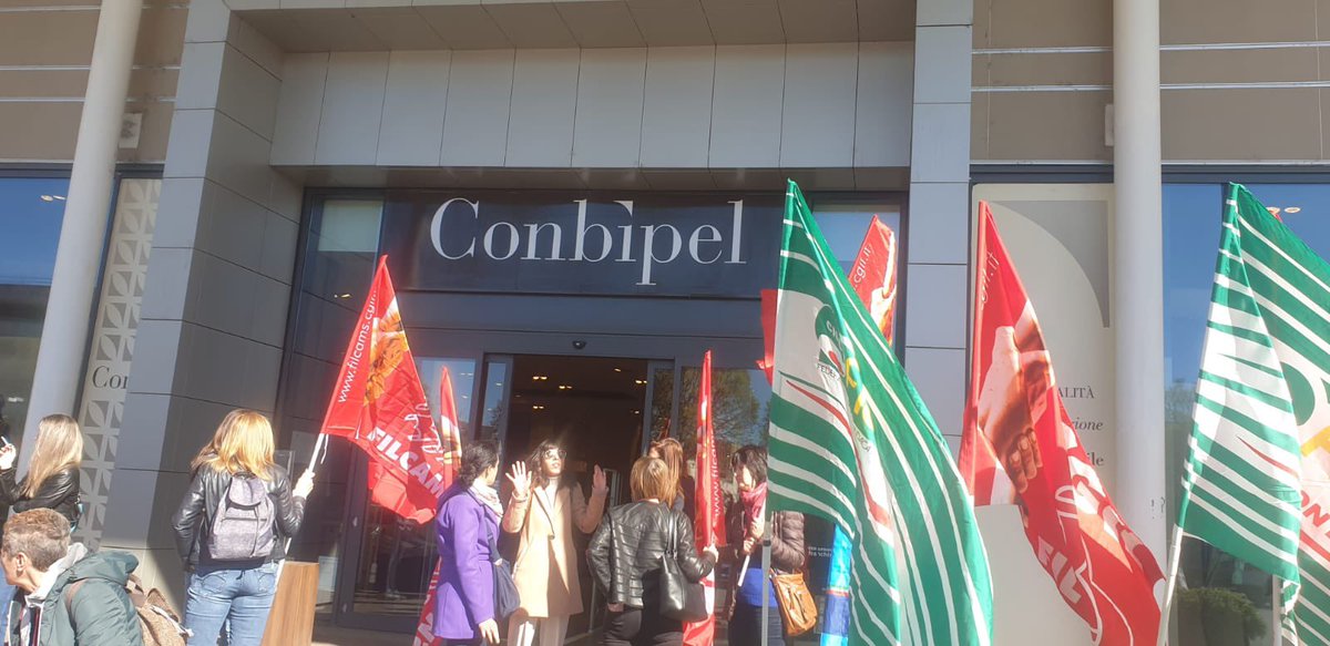 FisascatCisl75's tweet photo. #Conbipel Le immagini dal presidio organizzato a #Torino davanti il punto vendita #BTX #LeGru. La società non ha rispettato gli impegni assunti a garanzia del perimetro occupazionale. Lo sciopero registra un’adesione del 90%. https://t.co/p1Rysu2Oo6