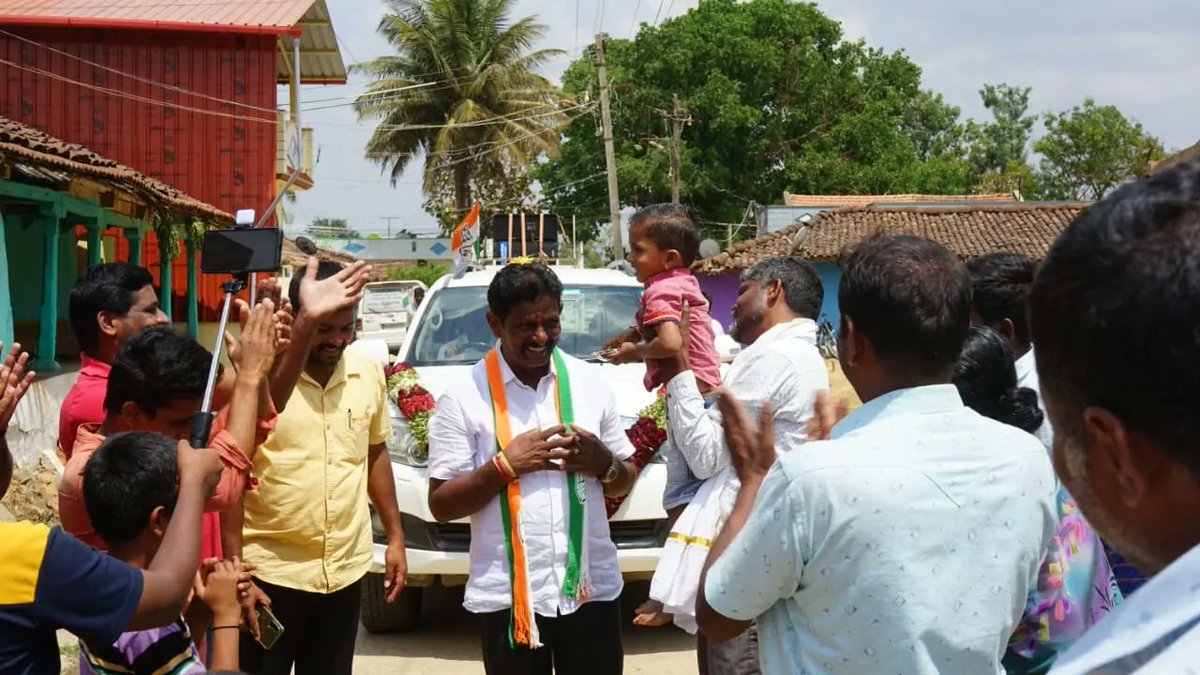 MTKrishneGowda's tweet photo. ದೊಡ್ಡಮಗ್ಗೆ ಹೋಬಳಿಯ ಪ್ರವಾಸದಲ್ಲಿ ದುಮ್ಮಿ ಹಾಗೂ ದುಮ್ಮಿಕೊಪ್ಪಲು ಗ್ರಾಮಕ್ಕೆ ಭೇಟಿ ನೀಡಿದಾಗ, ಸ್ಥಳೀಯರು ಆದರಪೂರ್ವಕವಾಗಿ ಸ್ವಾಗತಿಸಿದರು.
#arakalgudassembly #congressguarantee #mtkrishnegowda #Arkalgud #Hassan #KPCC #Siddaramaiah #election #DKShivakumar #AICC https://t.co/rTq0PxvRnb
