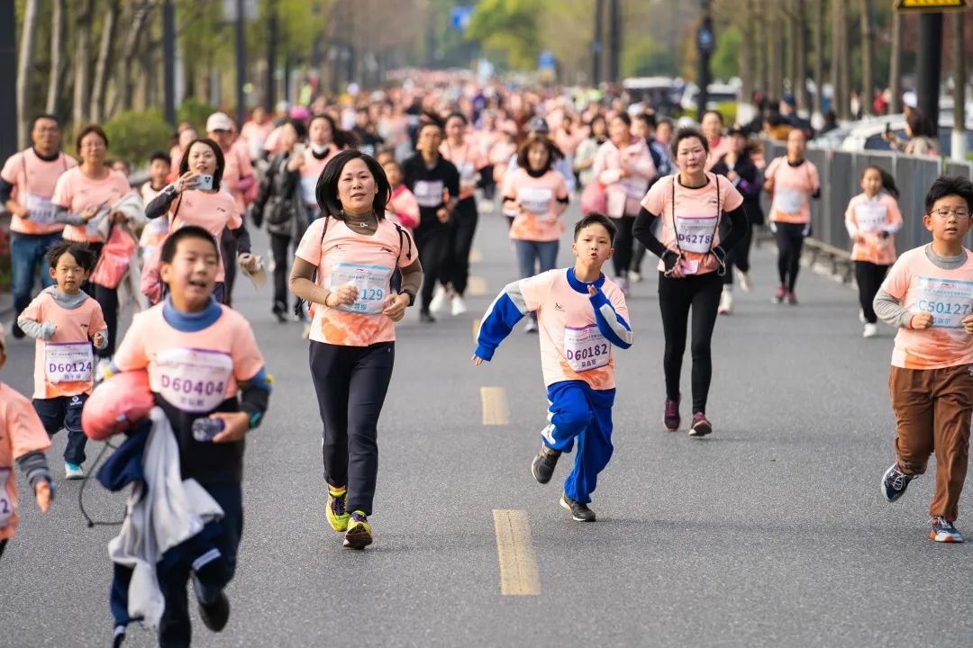 The Hangzhou #Qiantang Women’s Half Marathon successfully concluded yesterday. Below are some of the highlights showing the joy of the winner, other runners and young contestants alike. #LifeInQiantang