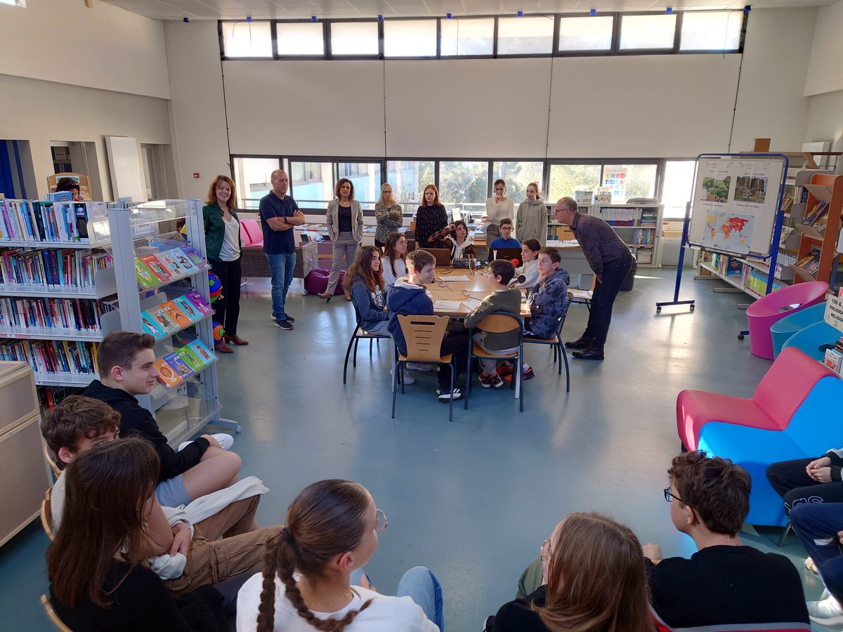 NatachaChicot's tweet image. Lançons aujourd’hui la #SPME2023 depuis le collège Niki de Saint-Phalle de Valbonne.
Les élèves de Section internationale 🇮🇪 enregistrent en direct une émission en Italien sur les infox. Recherches, écriture, oral….ce sont toutes les compétences de la webradio.
👏👏👏 a Tutti !