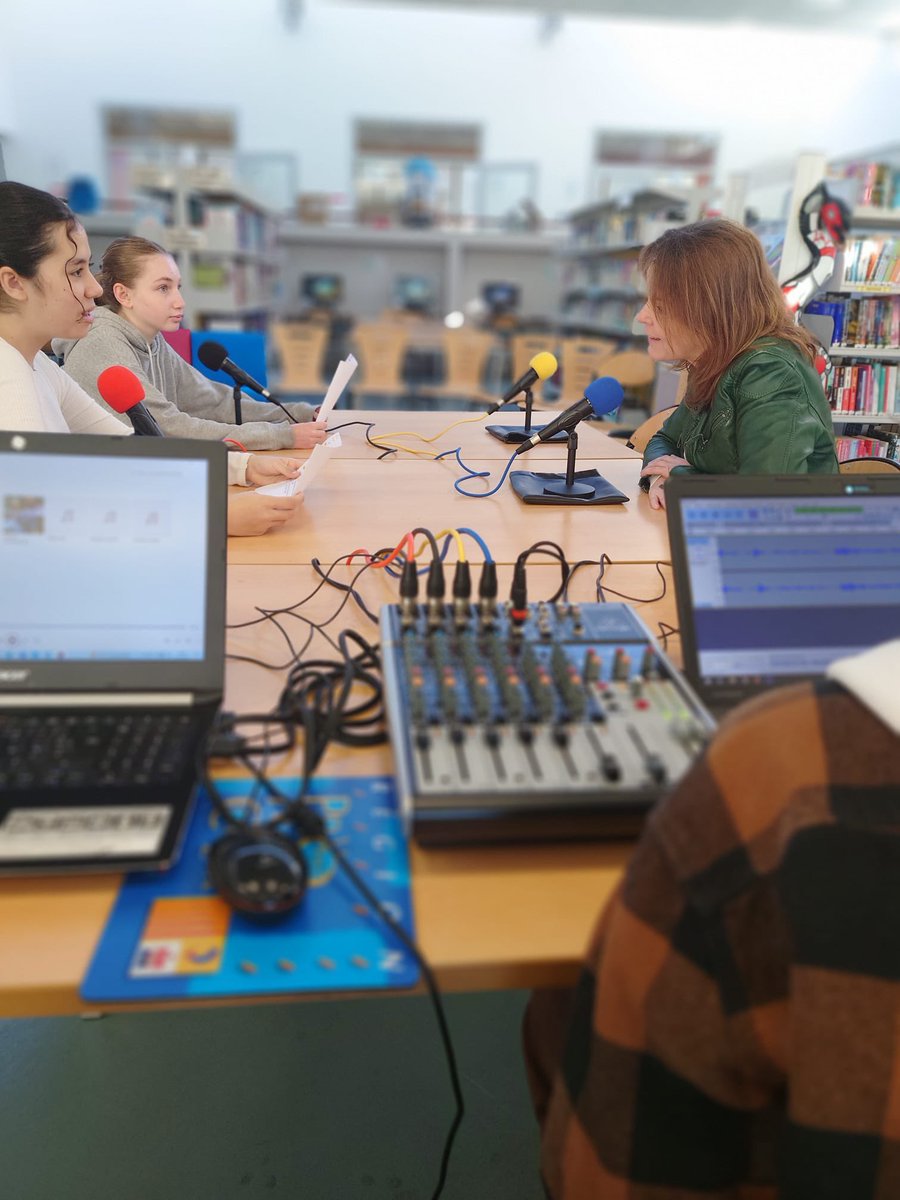 NatachaChicot's tweet image. Lançons aujourd’hui la #SPME2023 depuis le collège Niki de Saint-Phalle de Valbonne.
Les élèves de Section internationale 🇮🇪 enregistrent en direct une émission en Italien sur les infox. Recherches, écriture, oral….ce sont toutes les compétences de la webradio.
👏👏👏 a Tutti !