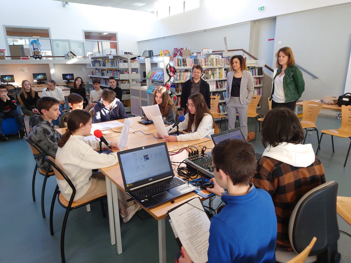 NatachaChicot's tweet image. Lançons aujourd’hui la #SPME2023 depuis le collège Niki de Saint-Phalle de Valbonne.
Les élèves de Section internationale 🇮🇪 enregistrent en direct une émission en Italien sur les infox. Recherches, écriture, oral….ce sont toutes les compétences de la webradio.
👏👏👏 a Tutti !