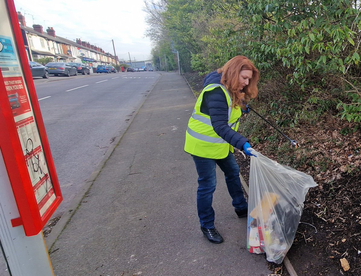 Jane_Stevenson_'s tweet image. Thanks to Manager Josh &amp;amp; his team from @KFC_UKI on Bushbury Lane in Wolverhampton for inviting me to your litter pick this morning.
Great to be out as part of your #GreatBritishSpringClean #KeepBritainTidy 🐺🧡🖤
I&apos;ve also requested a bin be sited at the Bushbury Lane bus stop!
