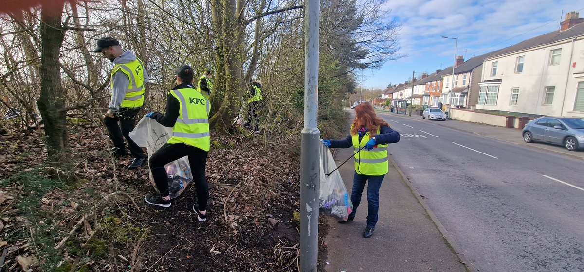 Jane_Stevenson_'s tweet image. Thanks to Manager Josh &amp;amp; his team from @KFC_UKI on Bushbury Lane in Wolverhampton for inviting me to your litter pick this morning.
Great to be out as part of your #GreatBritishSpringClean #KeepBritainTidy 🐺🧡🖤
I&apos;ve also requested a bin be sited at the Bushbury Lane bus stop!