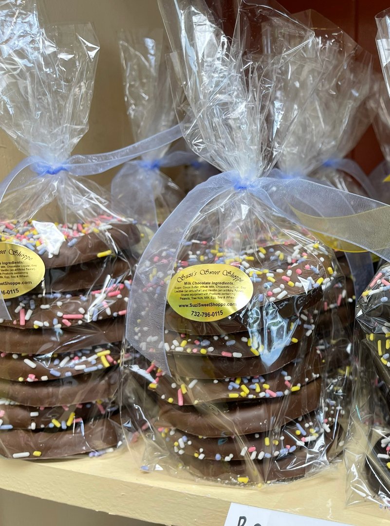 SuziSweetShoppe's tweet photo. Our delicious Chocolate Covered Pretzels dressed in their Easter finest. 😍  Available in milk chocolate and dark. No Easter basket is complete without them. 😊🍫🥨 Check out all of our yummy Easter offerings on our website. 
https://t.co/RxKHkdsN82 https://t.co/6rS05pJH4h