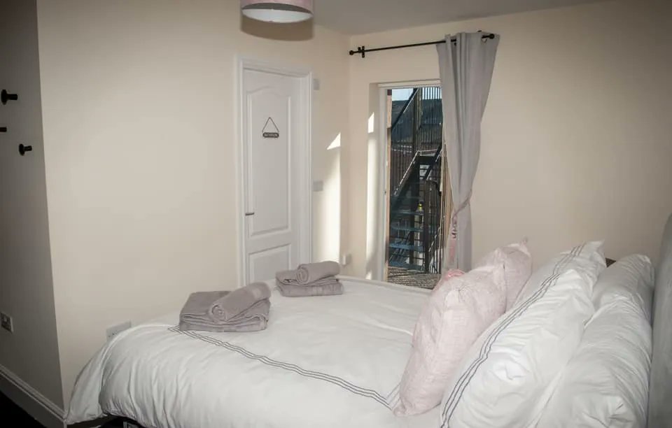 VNYorkshire's tweet image. Marjie's Place #Whitby is comfortably equipped with all you could need during your stay: Julian Charles bed linen, fluffy towels &amp;amp; new furniture. A bookcase full of books &amp;amp; games for you to enjoy &amp;amp; the lounge has a 42" smart tv with #Freesat &amp;amp; #Netflix. Free Wi-Fi. 

#VNY547