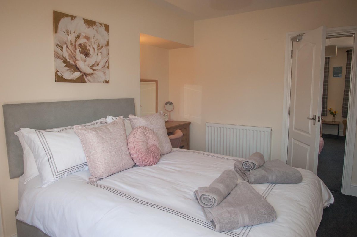 VNYorkshire's tweet image. Marjie's Place #Whitby is comfortably equipped with all you could need during your stay: Julian Charles bed linen, fluffy towels &amp;amp; new furniture. A bookcase full of books &amp;amp; games for you to enjoy &amp;amp; the lounge has a 42" smart tv with #Freesat &amp;amp; #Netflix. Free Wi-Fi. 

#VNY547