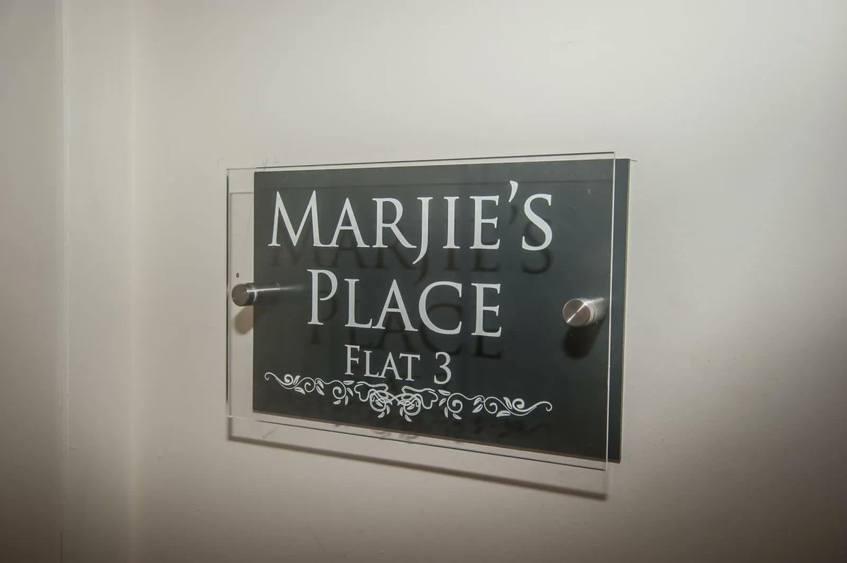VNYorkshire's tweet image. Marjie's Place #Whitby is comfortably equipped with all you could need during your stay: Julian Charles bed linen, fluffy towels &amp;amp; new furniture. A bookcase full of books &amp;amp; games for you to enjoy &amp;amp; the lounge has a 42" smart tv with #Freesat &amp;amp; #Netflix. Free Wi-Fi. 

#VNY547