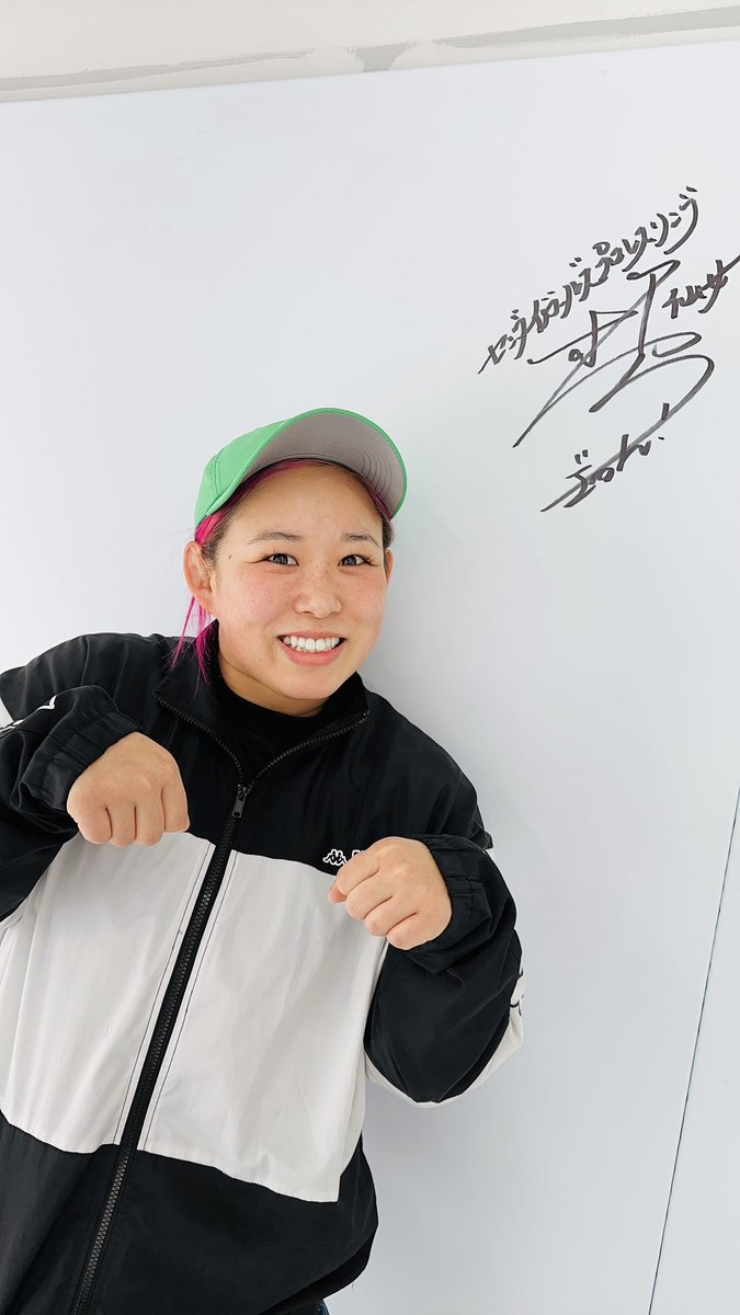 Mina_SHUKO's tweet photo. 仙台のジム「ALMA FIGHT GYM SHUKO」にちっちが遊びに来てくれました!しかもランニング中にたまたま🏃♀️❤️🔥
ちっちありがと!また来てね🤟
ぎゅん。
#仙女 #橋本千紘選手 選手
#ぎゅん
#秀晃道場 #AFGS
#選ばれし者だけが通える月曜日の朝クラス https://t.co/eOJYOkedR2