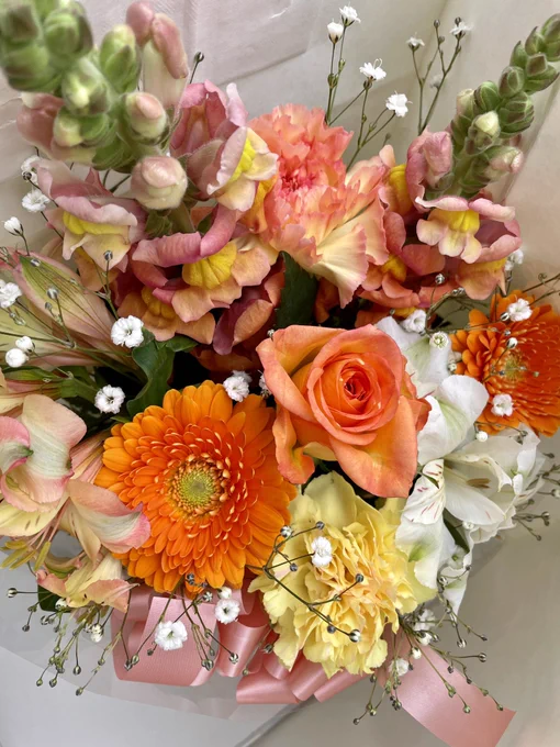 マッマは発熱があるので点滴しながら安静にしてます。お花見はちょっと無理っぽい。元気を出して欲しいのでカーネ-ションを入れてビタミンカラーでアレンジを作って貰ったマッマはもうあまり話せないので手でサインをして喜んでくれたよ 