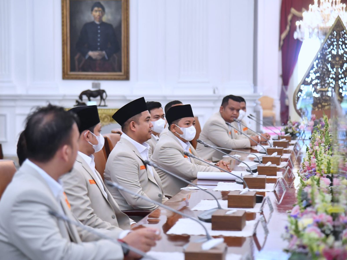 setkabgoid's tweet photo. Presiden @jokowi menerima kunjungan perwakilan PP Pemuda @muhammadiyah, Senin (27/03/2023), di Istana Merdeka, Jakarta.

Turut mendampingi Presiden dalam pertemuan tersebut Kapolri Jenderal @ListyoSigitP.

#PotretKabinet
Foto: BPMI Setpres https://t.co/5Ew93CB8QB