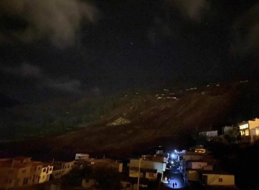 gabyanez8's tweet photo. No hay palabras, mi solidaridad ante esta tragedia hermanos de #Alausi unámonos en oración y como siempre extendamos la mano a nuestros compatriotas. 🙏🇪🇨 https://t.co/ucwpPHfFCh