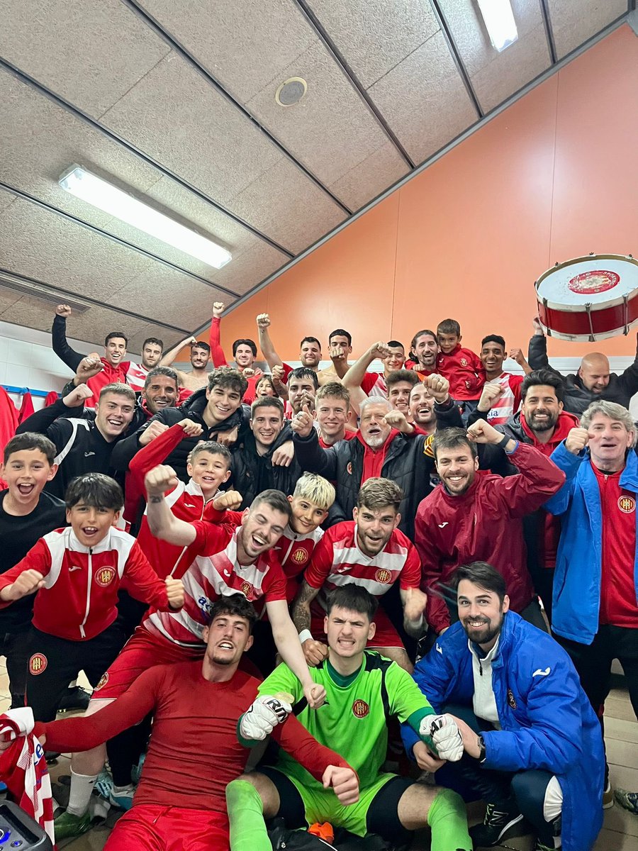 cristianjaquero's tweet photo. Primer equipo 🤝 fútbol base! Que bonito es vivir estos momentos junto a los chicos de fútbol base! Muchas gracias afición, a seguir con nuestro sueño!❤️🤍 @FCSportingGava https://t.co/5vJzGnyoWb
