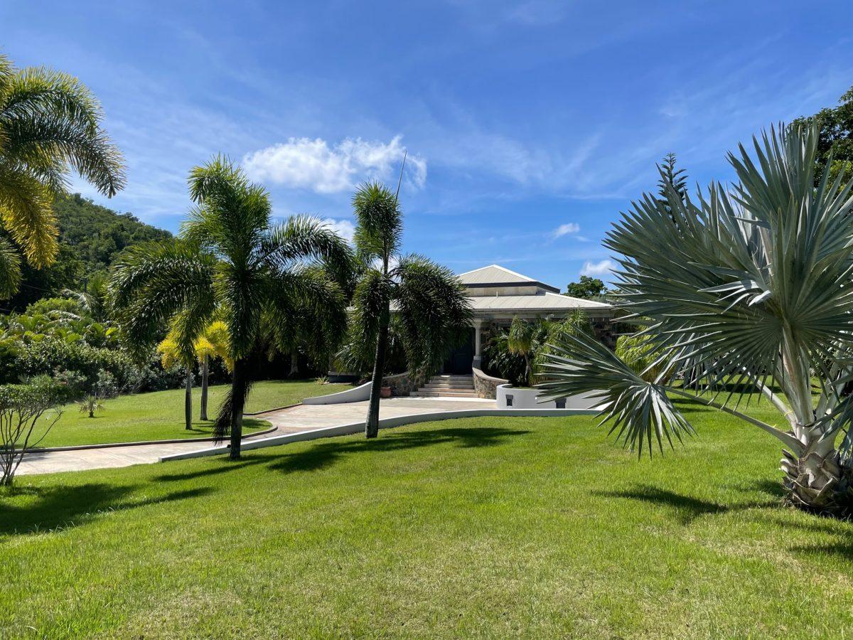 MysticalMermai's tweet photo. There are high band WI-FI throughout the #villa and 2 desks; one in the #livingroom and one in the primary BR. This #luxurystonevilla has been tastefully updated in today’s Caribbean colors and finished to the highest standards. https://t.co/bhMuYr7rp0 https://t.co/kxfLisCmjD
