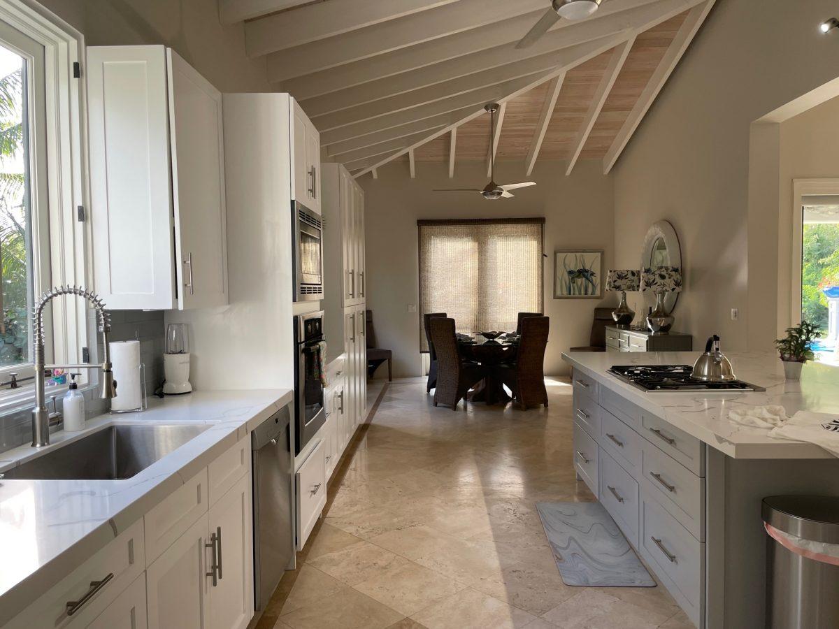 MysticalMermai's tweet photo. There are high band WI-FI throughout the #villa and 2 desks; one in the #livingroom and one in the primary BR. This #luxurystonevilla has been tastefully updated in today’s Caribbean colors and finished to the highest standards. https://t.co/bhMuYr7rp0 https://t.co/kxfLisCmjD