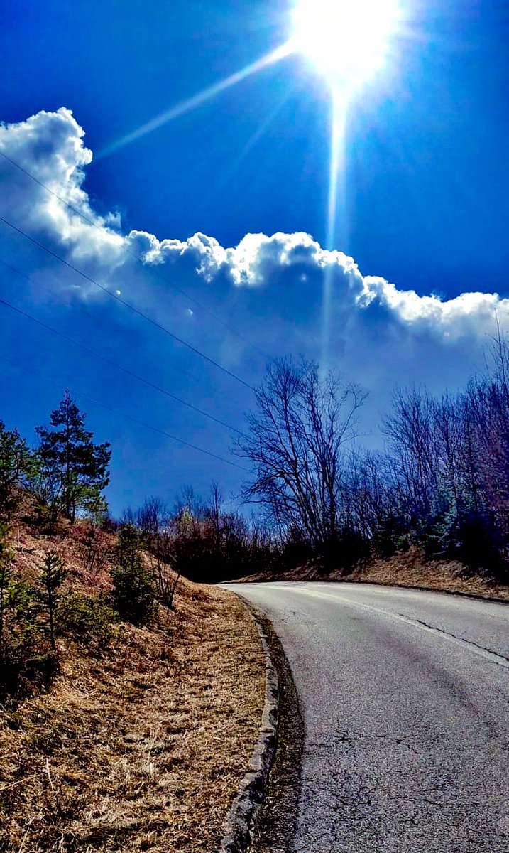 #Belluno

“La curva della strada” : controluce con nuvole ☁️ presso Borgo Valbelluna (BL)