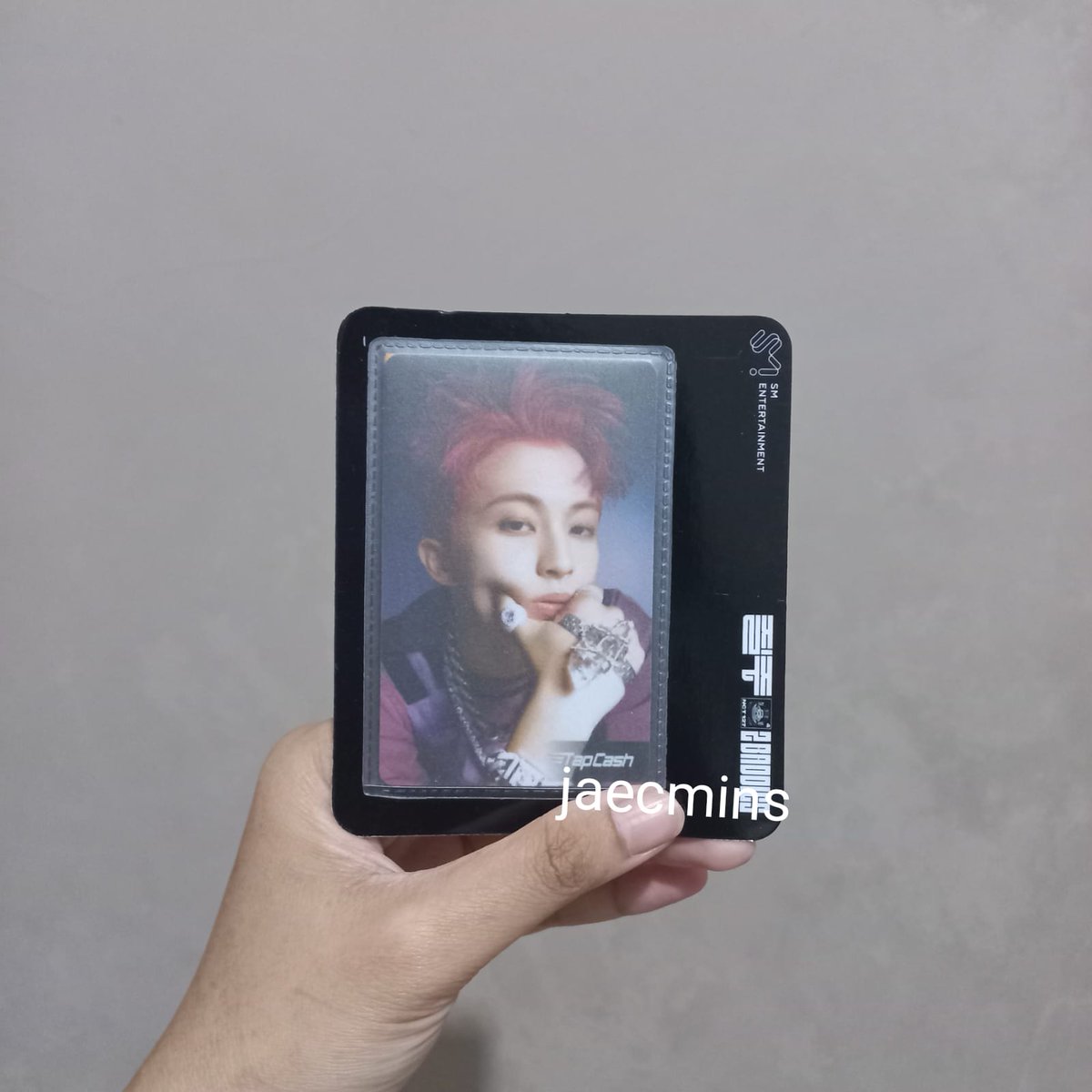 GIVEAWAY TIME!!!🥳

Siapa disini yang oleng Jaemin black hair 😭✋ aku mau bagi hadiah TAPCASH BNI X NCT 127 (Mark)

Syaratnya: 
RT 
Like 

End 30 Maret💚