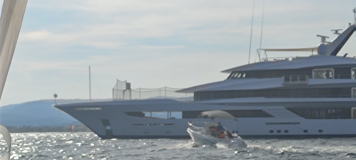 BriqueLoic's tweet photo. @Julien5Muller J'ai vu celui là cet été, lui il a carrément un terrain sur son yacht 😂 https://t.co/IaUeljZqqK