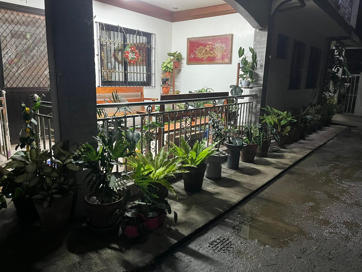 AksyonAbante's tweet image. KWELANG MOMENT ang ibinahagi ni FB user Ryan sa latest viral photos niya online tampok ang nakakatawang mensahe ng kanyang Tita Marissa.

&quot;Tita pabukas naman po ng pinto, napaka daming paso hindi ko makita,&quot; caption niya sa post.

📸Ryan Rico

#iAbanteMo #ViralPH #GoodVibesPH