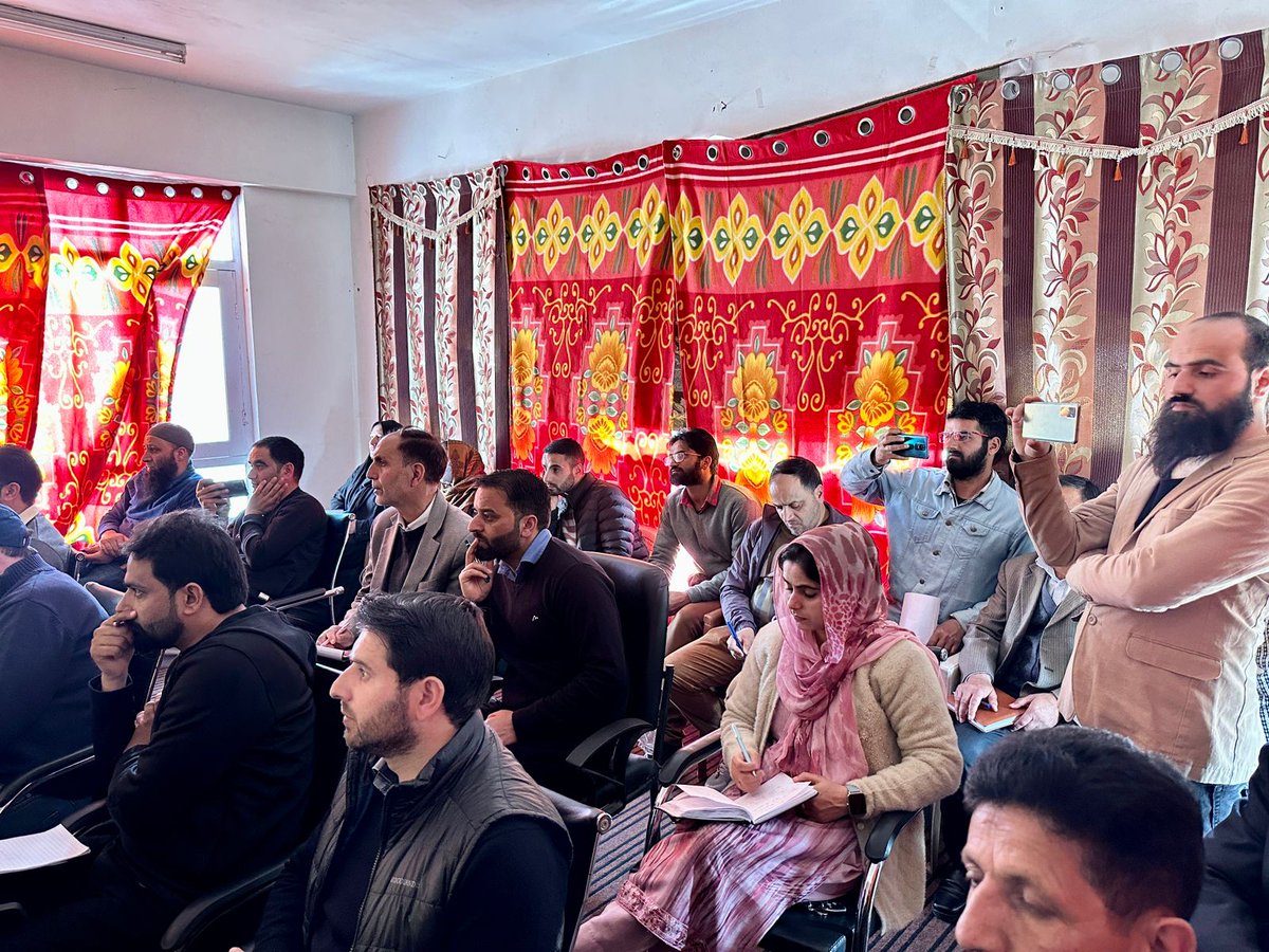 JKSinglewindow's tweet photo. Ease of doing business ( EODB) awareness workshop conducted at District Kulgam , Kashmir  under the chairman of GM DIC. Various stakeholders and investors participated in this one day workshop. #easeofdoingbussiness
#singlewindowjk https://t.co/cAbcrlg7Ld