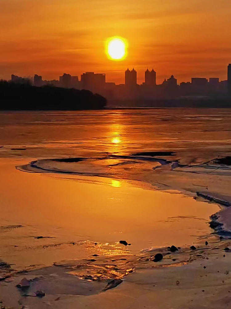 iLiaoning's tweet photo. #BestTourismDestination  Four seasons go by in turn as time goes on. In early spring, #Liaoning is warm with lingering cold, which is the perfect time for nature to “paint”. The cracks under the sunlight, and the unique patterns formed by water and floating ice are picturesque. https://t.co/0bPOS3oQYo