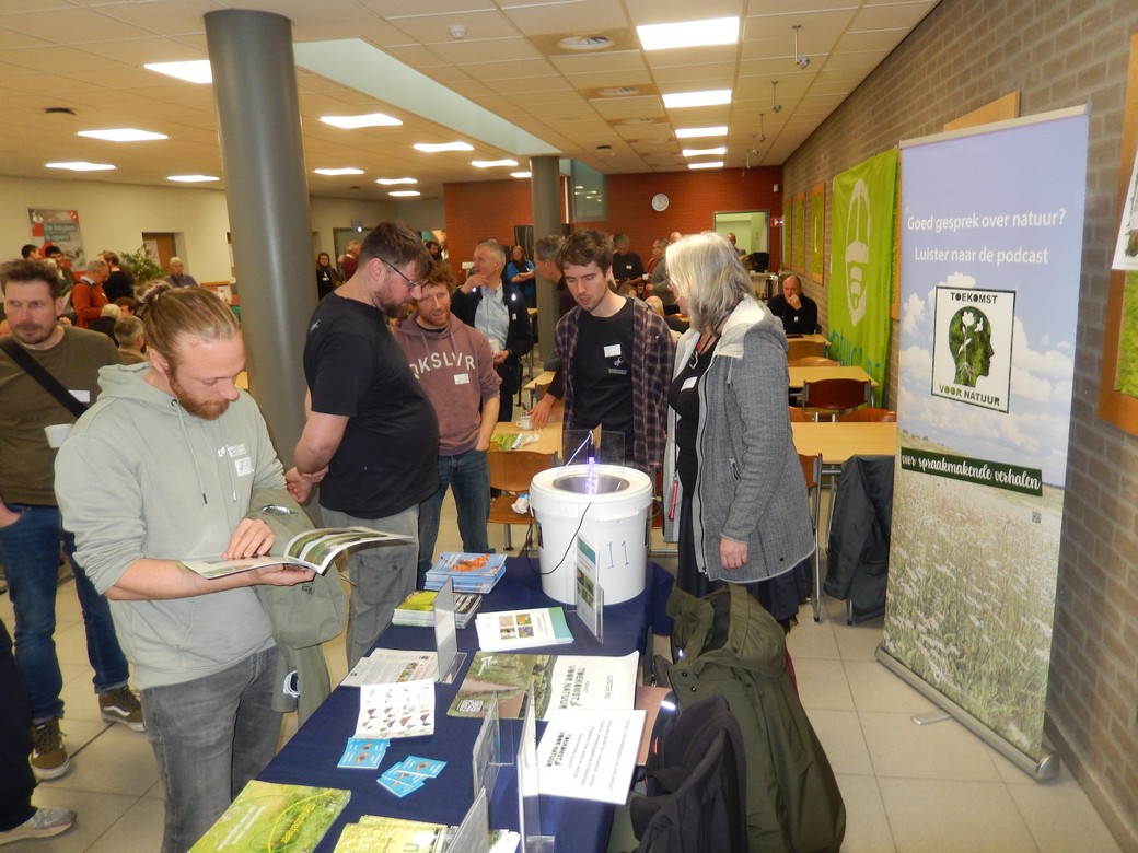 vlinderNL's tweet photo. Het was weer een boeiende Vlaamse #Vlinderstudiedag zaterdag in Lier. Ook De Vlinderstichting was er uitgenodigd met een lezing van @birdingstip en met schitterende films van #AnnettevanBerkel. En natuurlijk een stand met informatie. https://t.co/l8CNiPIhOP