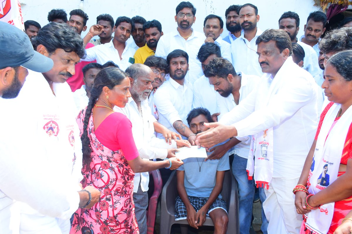 JanaSenaParty's tweet photo. కార్యకర్త కు అండగా నిలిచిన జనసేన పార్టీ 
2,50,000 రూపాయల చెక్ ని అందజేసిన  తెలంగాణ రాష్ట్ర ఇంచార్జి నేమురి శంకర్ గౌడ్ గారు https://t.co/FqCwSZ1FjU