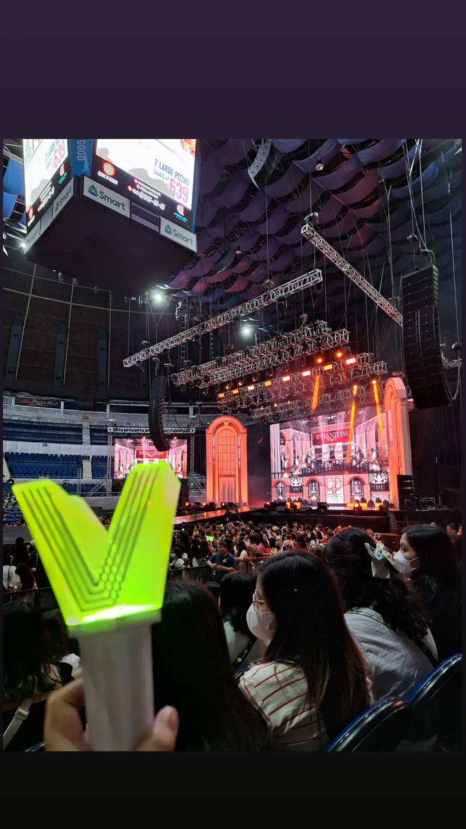 gyoojong's tweet photo. Will never forget this 🥹 yung eye contact pa ni ten and hendery nung hi bye grabe i can't believe i experienced that na-lost talaga ako sa moment 🥹❤️ https://t.co/qGIe5PAva9