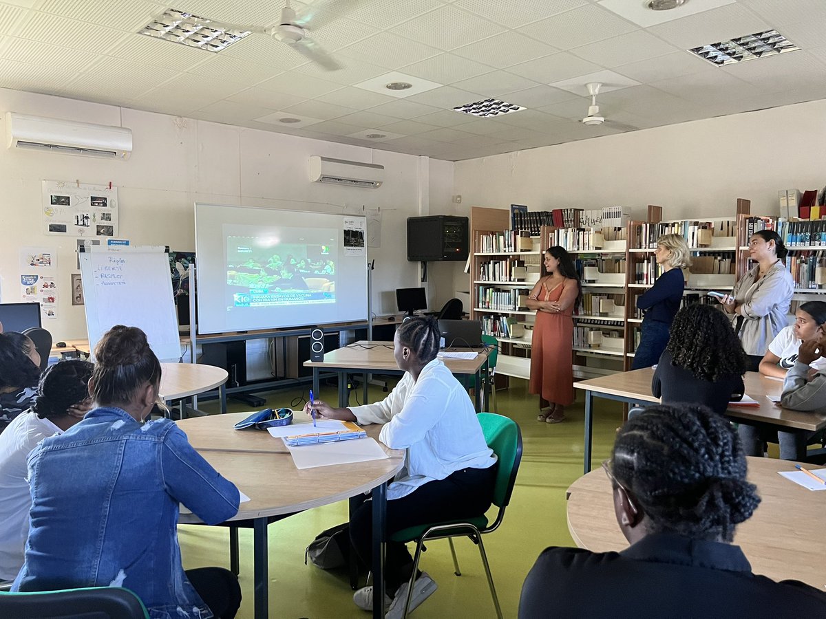 AcLaReunion's tweet image. Apprendre aux élèves à vérifier les sources des informations : la rectrice @ChantalManes lance ce matin la Semaine de la presse et des médias à l’école au lycée professionnel Rontaunay sur le thème « L’info sur tous les fronts » #SPME2023