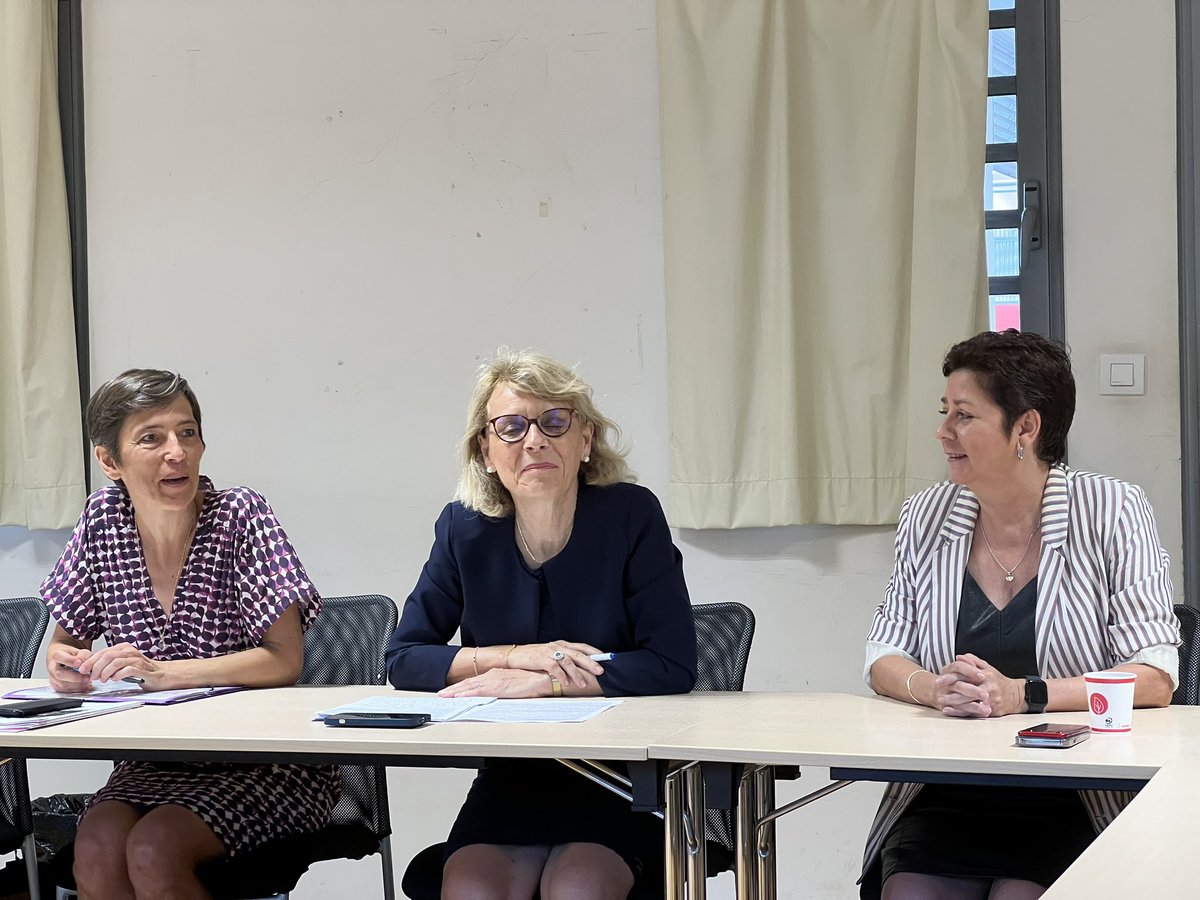 AcLaReunion's tweet image. Apprendre aux élèves à vérifier les sources des informations : la rectrice @ChantalManes lance ce matin la Semaine de la presse et des médias à l’école au lycée professionnel Rontaunay sur le thème « L’info sur tous les fronts » #SPME2023