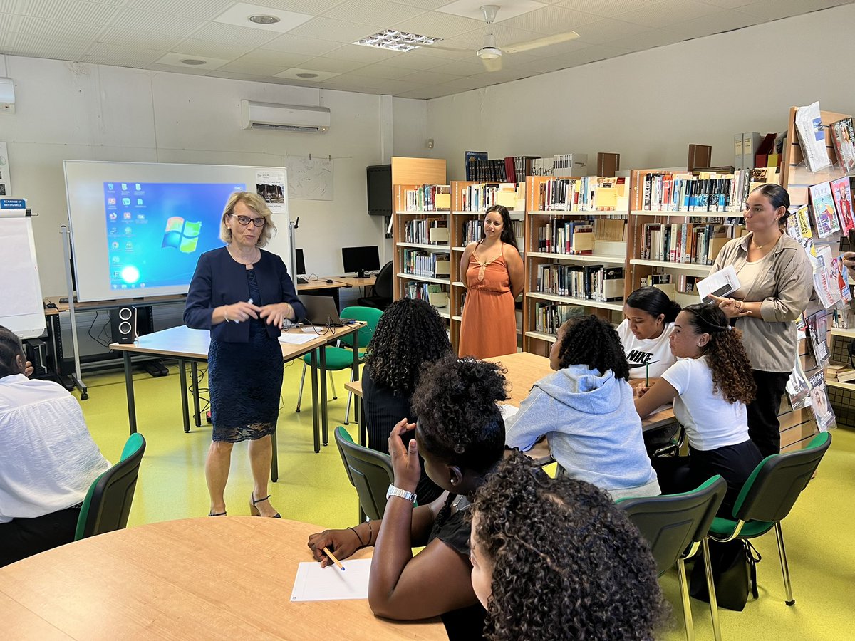 AcLaReunion's tweet image. Apprendre aux élèves à vérifier les sources des informations : la rectrice @ChantalManes lance ce matin la Semaine de la presse et des médias à l’école au lycée professionnel Rontaunay sur le thème « L’info sur tous les fronts » #SPME2023