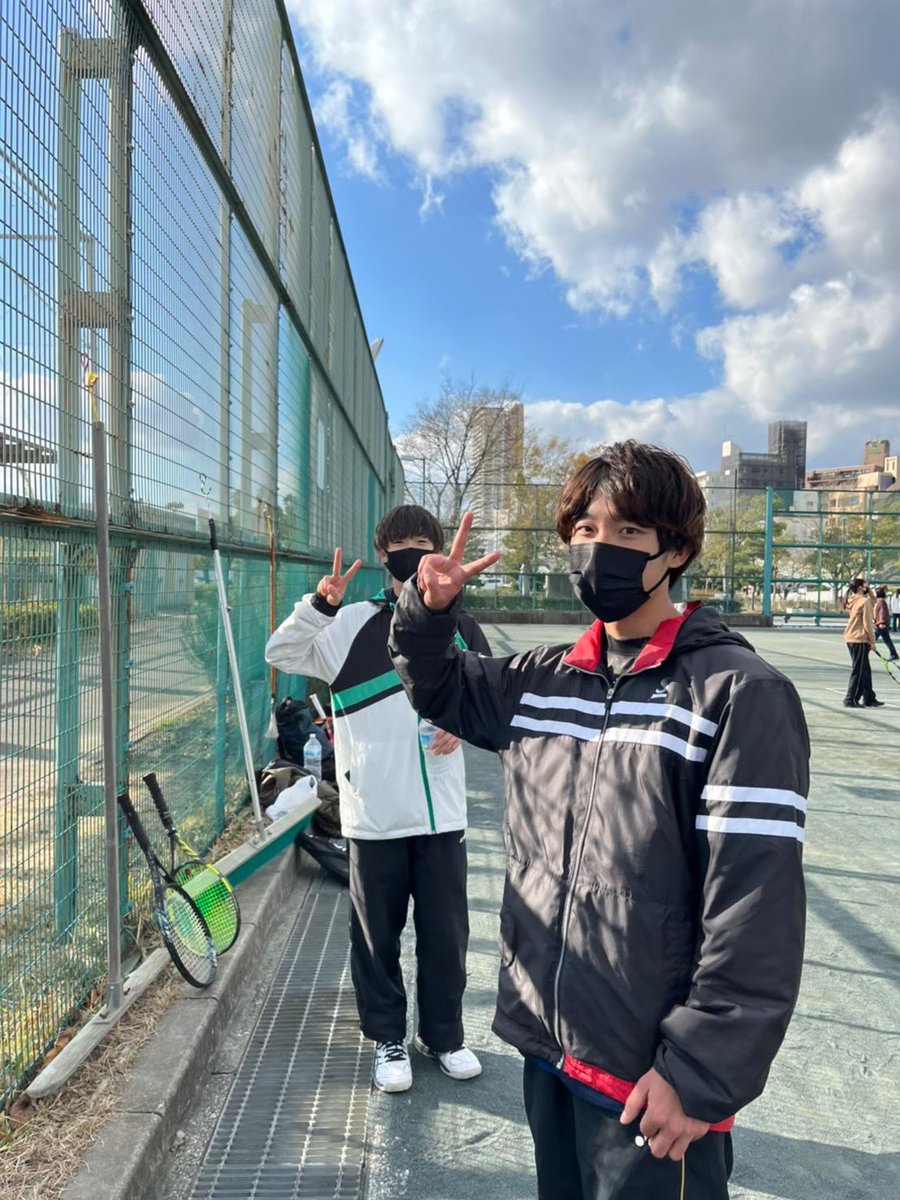 cuc51st's tweet image. 行事紹介⑤ 忘年会

忘年会では、チーム対抗でテニスの試合をします！🎾
それぞれのチームが個性的なアイテムを身につけて戦うのでとても盛り上がります！！
テニスの後はチームごとにご飯を食べに行きます🍽

＃春から神戸大学
＃春から神戸女学院大学