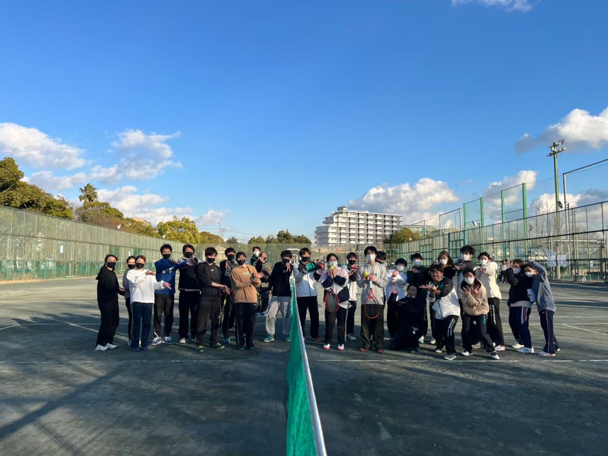 cuc51st's tweet image. 行事紹介⑤ 忘年会

忘年会では、チーム対抗でテニスの試合をします！🎾
それぞれのチームが個性的なアイテムを身につけて戦うのでとても盛り上がります！！
テニスの後はチームごとにご飯を食べに行きます🍽

＃春から神戸大学
＃春から神戸女学院大学