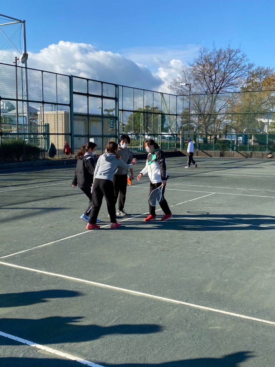 cuc51st's tweet image. 行事紹介⑤ 忘年会

忘年会では、チーム対抗でテニスの試合をします！🎾
それぞれのチームが個性的なアイテムを身につけて戦うのでとても盛り上がります！！
テニスの後はチームごとにご飯を食べに行きます🍽

＃春から神戸大学
＃春から神戸女学院大学