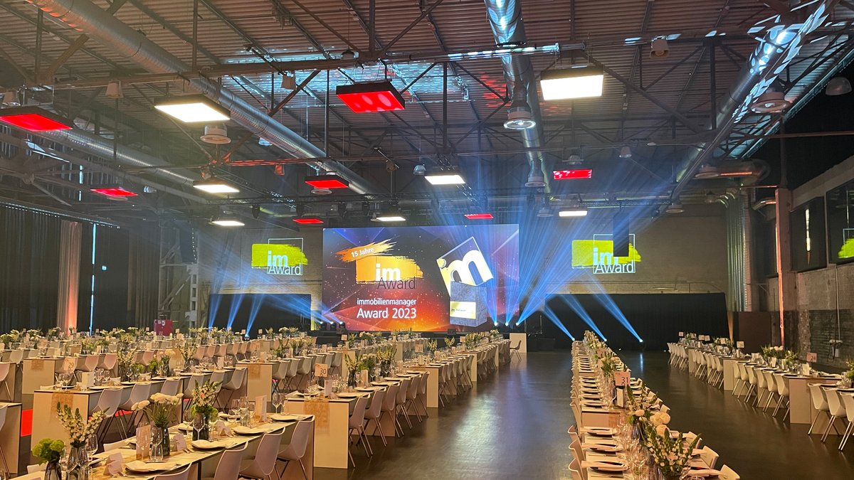 KuchemKonferenz's tweet image. 15 Jahre imAward: Fast 500 Gäste kamen in der Motorworld Köln zusammen, um gemeinsam den großen Galaabend des imAwards 2023 zu zelebrieren. Unser Team war erneut für die umfassende Projektplanung und die technische Umsetzung verantwortlich. #Veranstaltungstechnik #Eventtechnik
