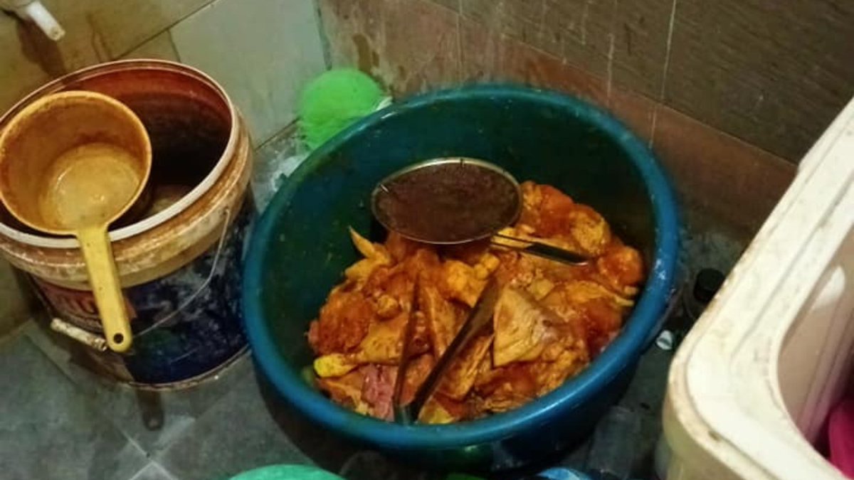 MalaysiaGazette's tweet photo. Nasi disorok dalam masin basuh dan ayam perapan berada dalam tandas.

Operasi cegah orang tidak berpuasa oleh Pejabat Agama Jajahan Bachok dan Majlis Daerah Bachok antara jam 10 pagi hingga 12 tengah hari.

Foto: Majlis Daerah Bachok Bandar Pelancongan Islam

#malaysiagazette https://t.co/AqjPdumwyp