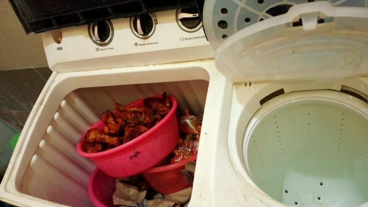 MalaysiaGazette's tweet photo. Nasi disorok dalam masin basuh dan ayam perapan berada dalam tandas.

Operasi cegah orang tidak berpuasa oleh Pejabat Agama Jajahan Bachok dan Majlis Daerah Bachok antara jam 10 pagi hingga 12 tengah hari.

Foto: Majlis Daerah Bachok Bandar Pelancongan Islam

#malaysiagazette https://t.co/AqjPdumwyp
