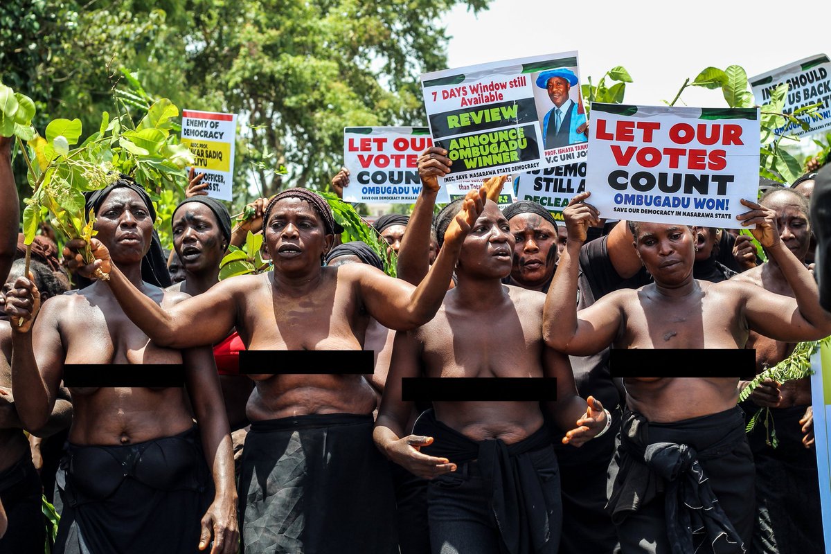 DrCroc28's tweet image. #BreakingNews Mothers continue to protest naked on the street of Lafia against the Governorship election in Nasarawa State.

The atmosphere is full of fear and apprehension.

#INECElectionResult #inecnigeria #INECNasarawa #INECLafia #NasarawaProtest #NigeriaElections2023