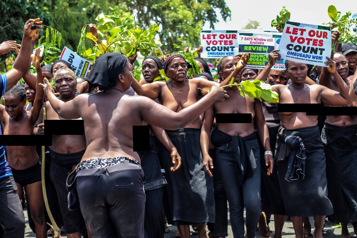 DrCroc28's tweet image. #BreakingNews Mothers continue to protest naked on the street of Lafia against the Governorship election in Nasarawa State.

The atmosphere is full of fear and apprehension.

#INECElectionResult #inecnigeria #INECNasarawa #INECLafia #NasarawaProtest #NigeriaElections2023