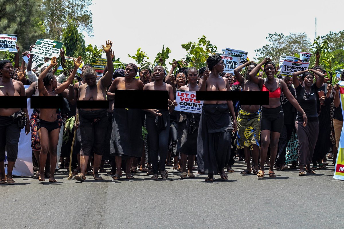 DrCroc28's tweet image. #BreakingNews Mothers continue to protest naked on the street of Lafia against the Governorship election in Nasarawa State.

The atmosphere is full of fear and apprehension.

#INECElectionResult #inecnigeria #INECNasarawa #INECLafia #NasarawaProtest #NigeriaElections2023