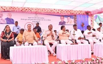 TheRaveClub2's tweet photo. Shailesh Bhatt (Convict, Bilkis Bano Case) sharing stage in Gujarat with BJP MP.
#BilkisBano https://t.co/TtMpgIk0HS
