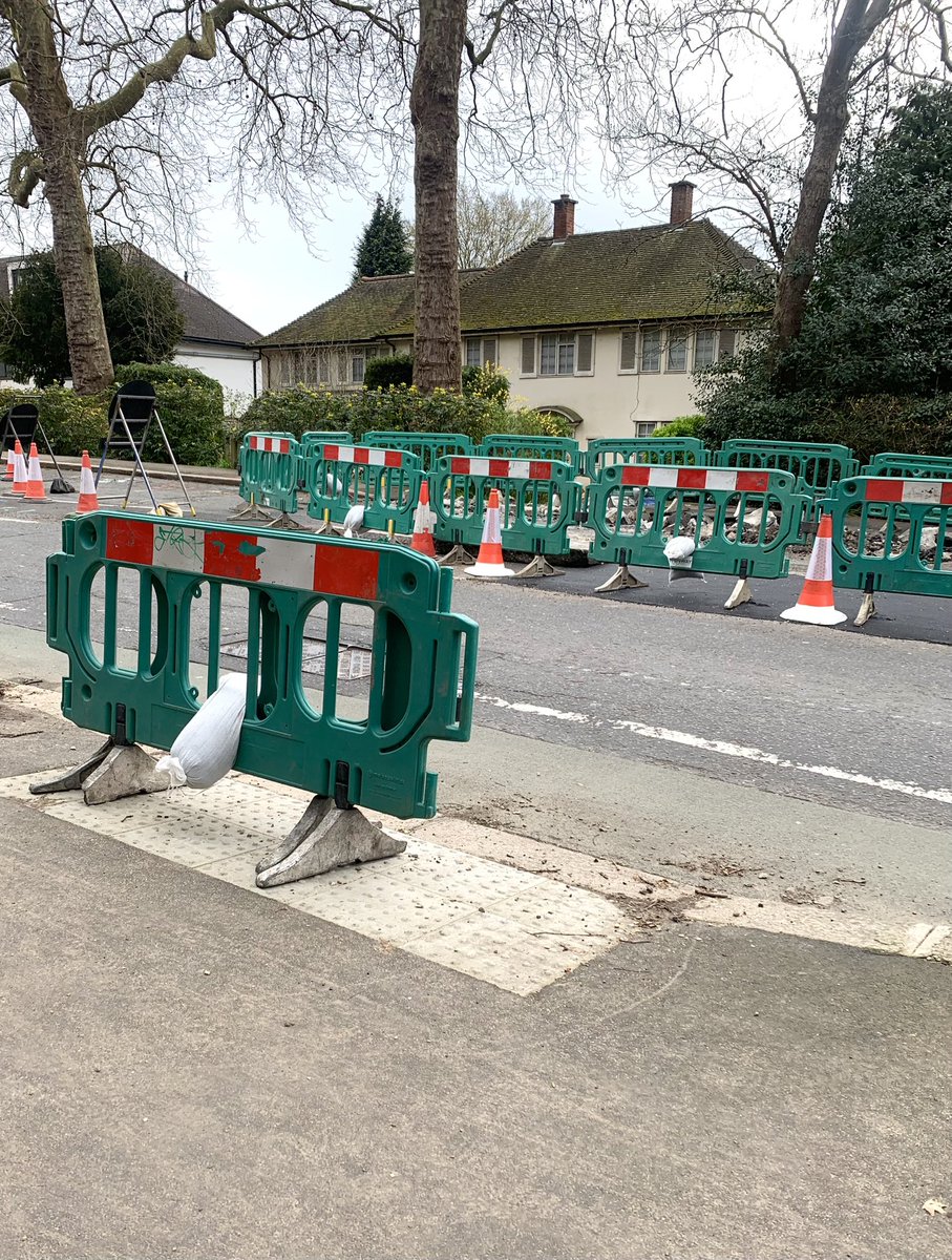 New Crossings Spotted!
🟡
🟰
🟰
🟰Thanks @lb_southwark 
🟰for the new zebra crossings.
◼️This will make it much safer for Dulwich Wood and @Kingsdale pupils who use Rock Hill to get to school.

#SchoolStreet #bettercrossings #WalktoSchool #ActiveTravel