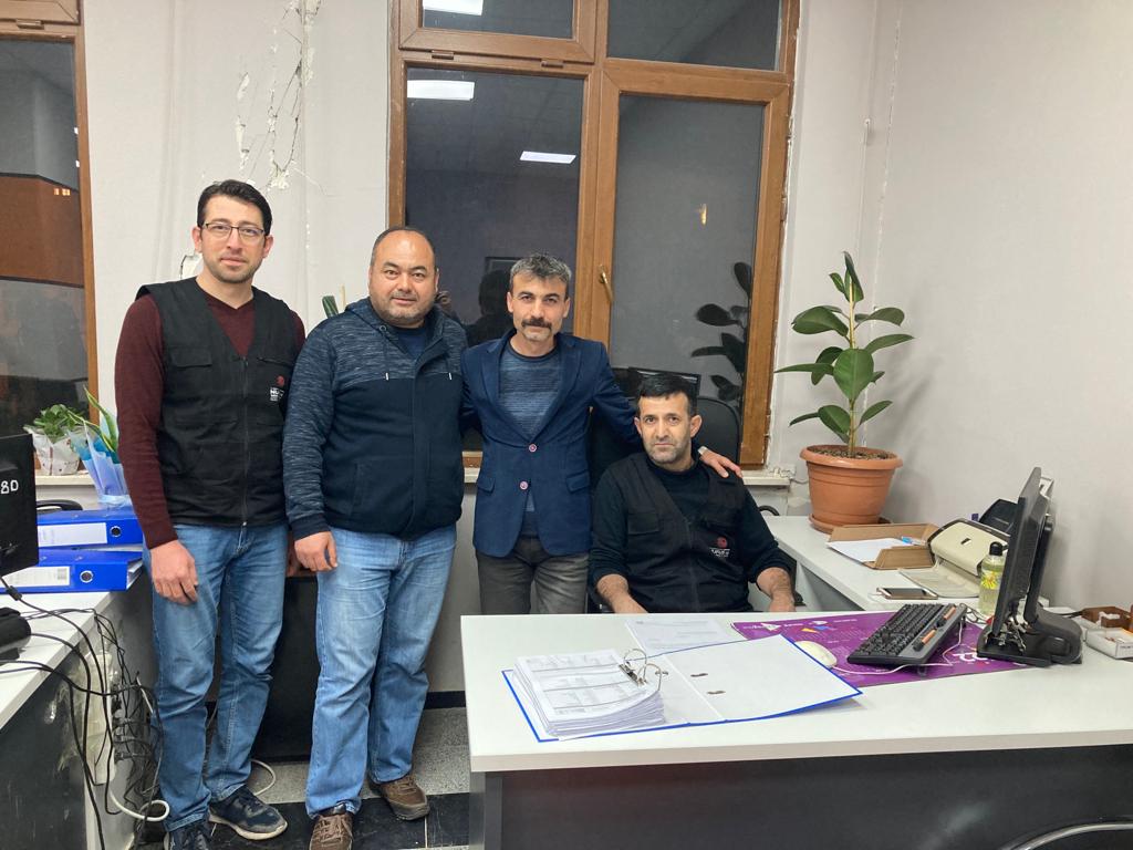 IlceTalas's tweet photo. Adıyaman İlimizde gönüllü olarak görev yapan Sayın İl Müdürümüz @Bekirsenturk03  ve personellerimiz gece mesainde.. @gokmen_cicek_ @sefikaygol https://t.co/1mffMNfOMN