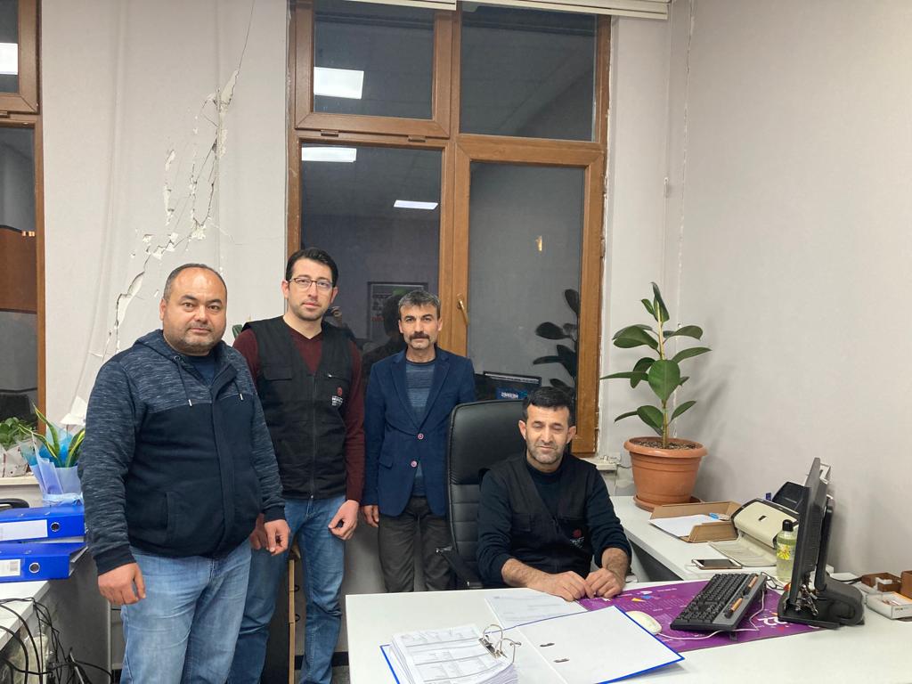 IlceTalas's tweet photo. Adıyaman İlimizde gönüllü olarak görev yapan Sayın İl Müdürümüz @Bekirsenturk03  ve personellerimiz gece mesainde.. @gokmen_cicek_ @sefikaygol https://t.co/1mffMNfOMN