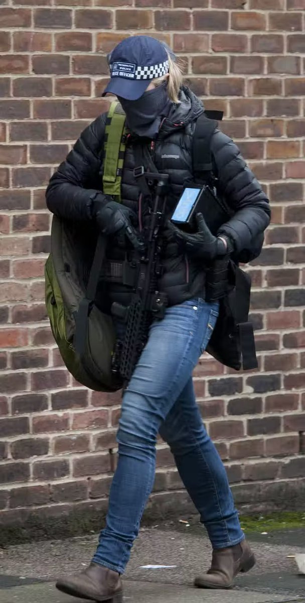 イギリスの女性警官の恰好がとても好みだったので資料用に