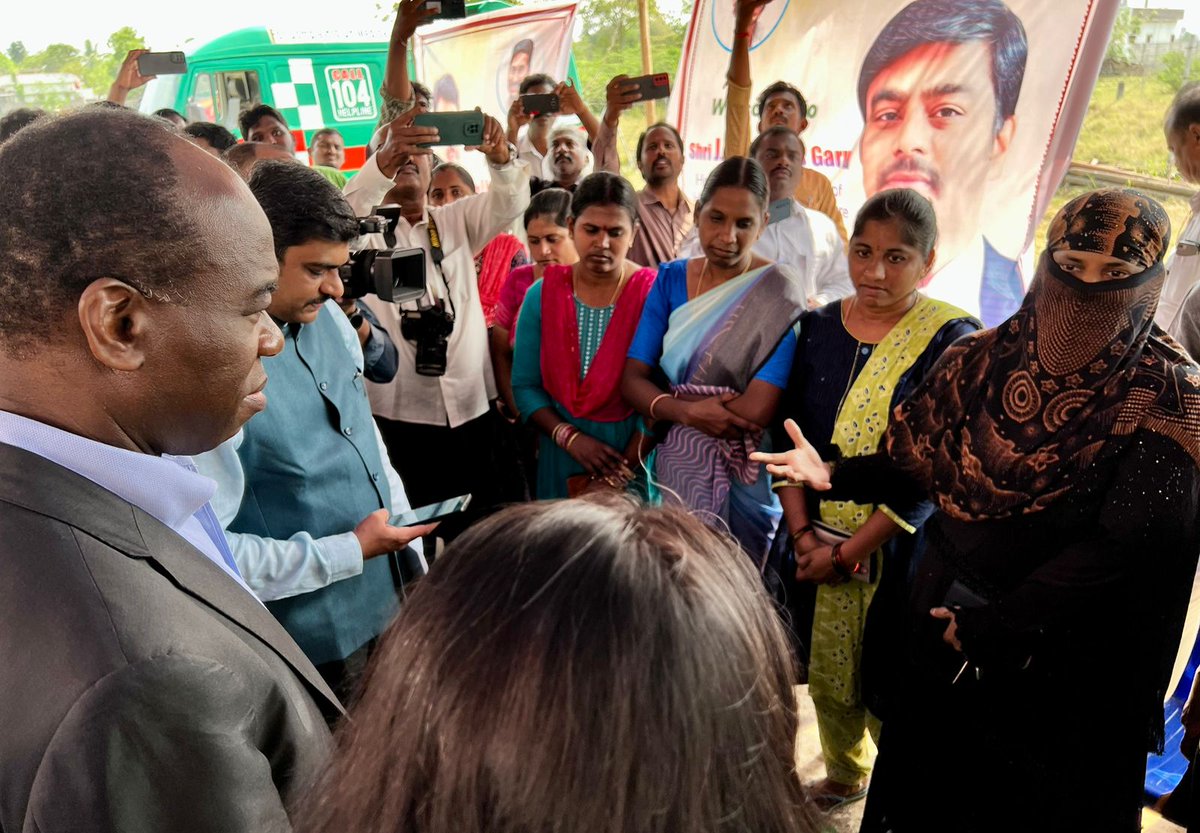 WorldBankIndia's tweet photo. Vanukuru village clinic in #AndhraPradesh provides last mile mother &amp; child healthcare services to thousands in rural areas. Women access qualified doctors &amp; nurses in person &amp; online. 10k such clinics make AP a leader in #health access: Auguste Kouame, WB India Country Director. https://t.co/i3aGbwSo0z
