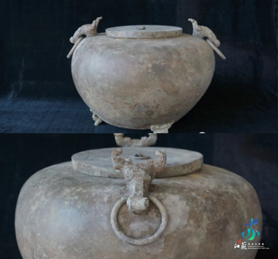 VisitJiangsu's tweet photo. #CultureJS Stroll through the Xuyi County Museum, and travel back in time by viewing the Double-eared Animal Head Bronze Wine Vessel. With a diameter of 22.2 cm and height of 30.3 cm, this functional work of art was created in the Han Dynasty (206 BC-AD 220).#ArtCulture https://t.co/zUUG42iOdA