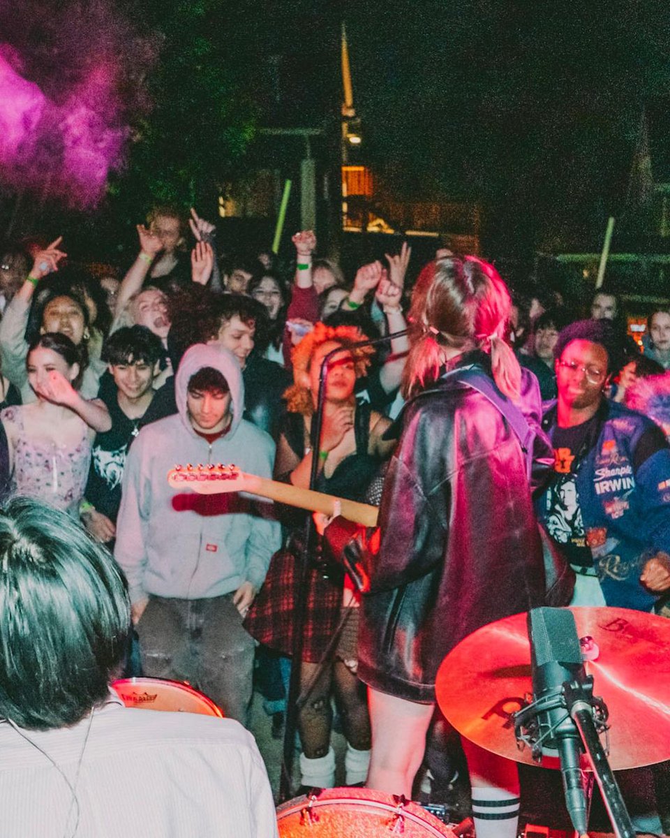 Spotlight_OW's tweet photo. Lastly, but certainly not least: Instant Crush.
They had a clean, and outstanding performance at the RatFest, easily becoming my highlight of the night. I had the chance to talk with the band leader Megan later in the night. https://t.co/df6TWRiqNH