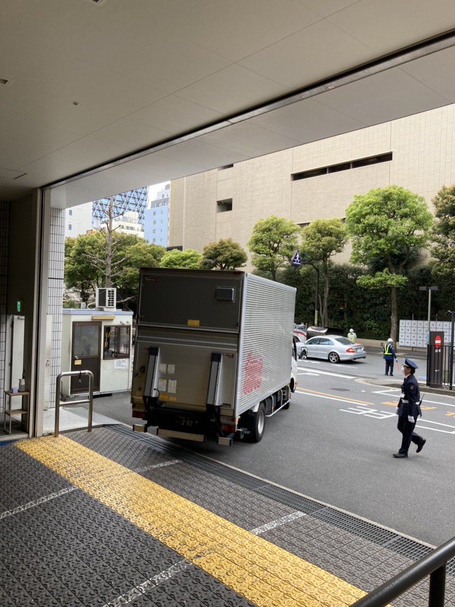 国立から武蔵野を経由して芸劇には楽譜一式が届きました！
4月に入ってからライブラリはもう一度集まってレンタル譜の返却作業を行います。
運搬を請け負ってくださったIMSトラックさん。音大フェスを第1回から担当してくださっています。この後、東京音大池袋校舎に向かいます。お疲れ様です！